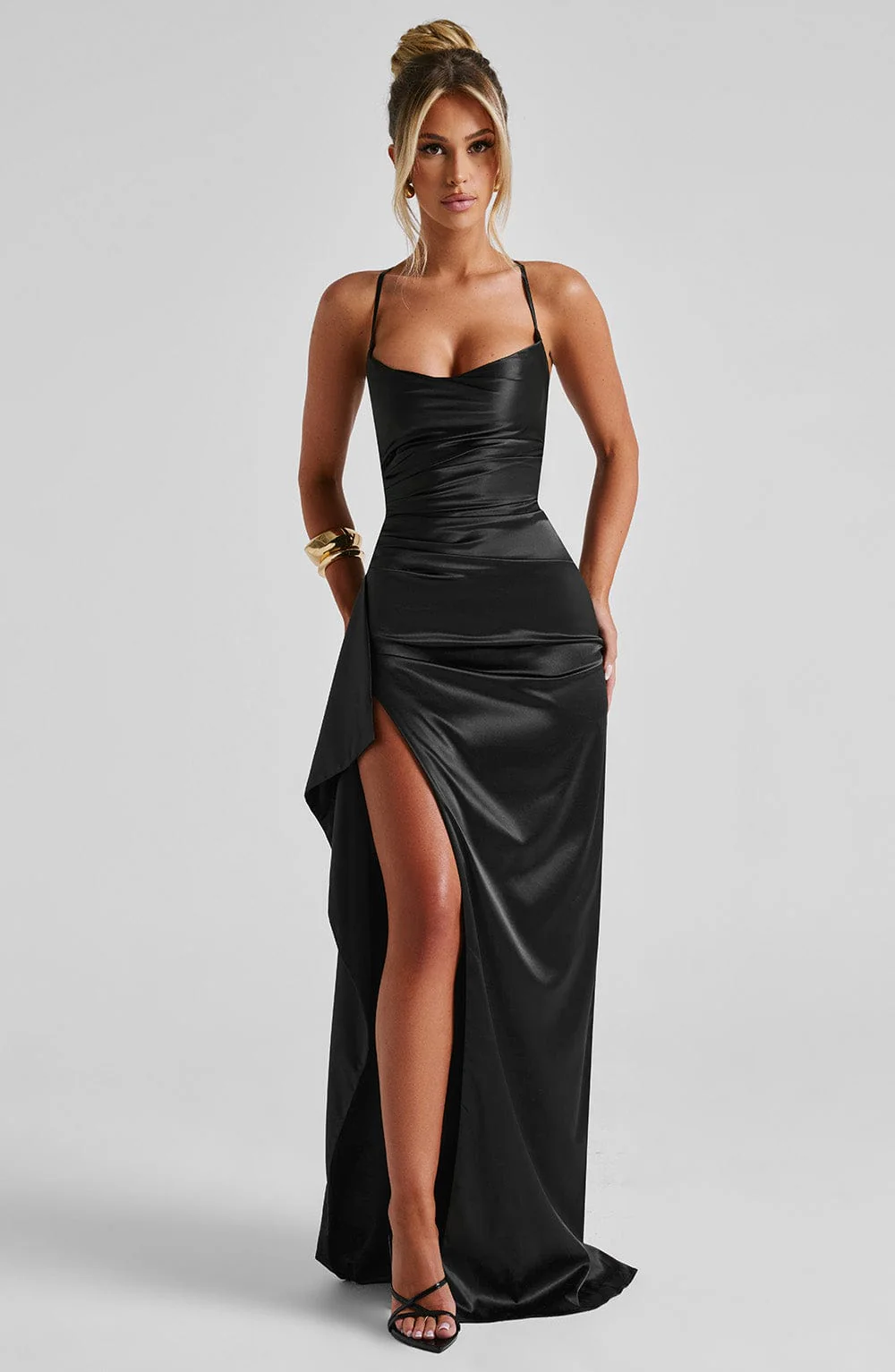 Vestido largo con drapeado lateral