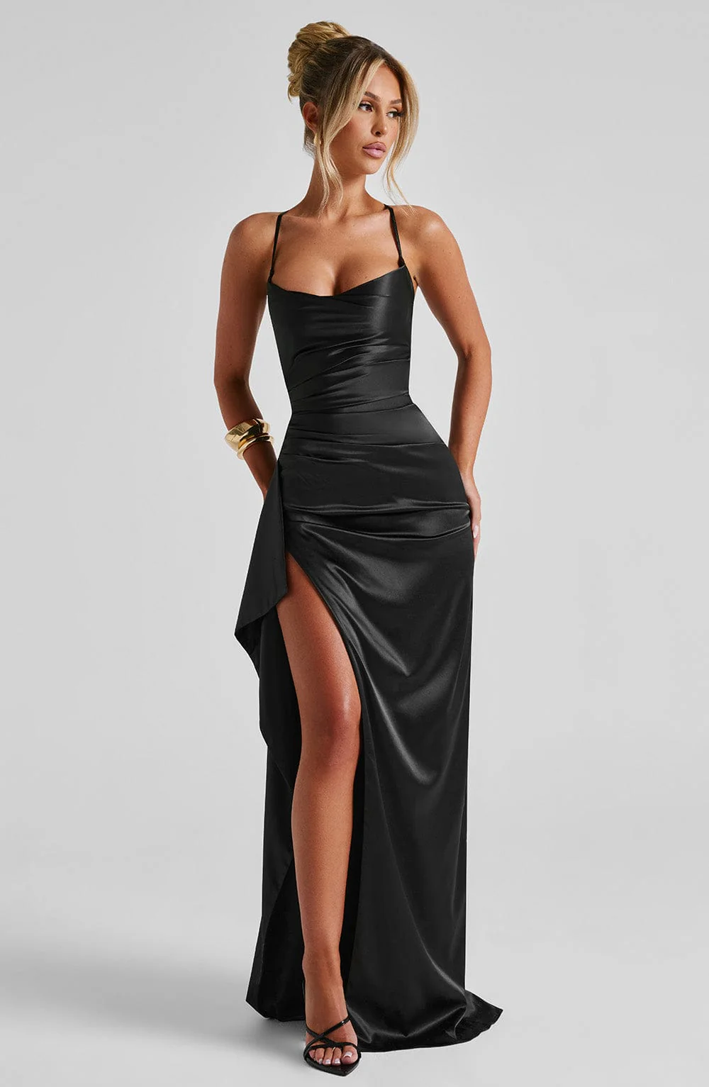 Vestido largo con drapeado lateral