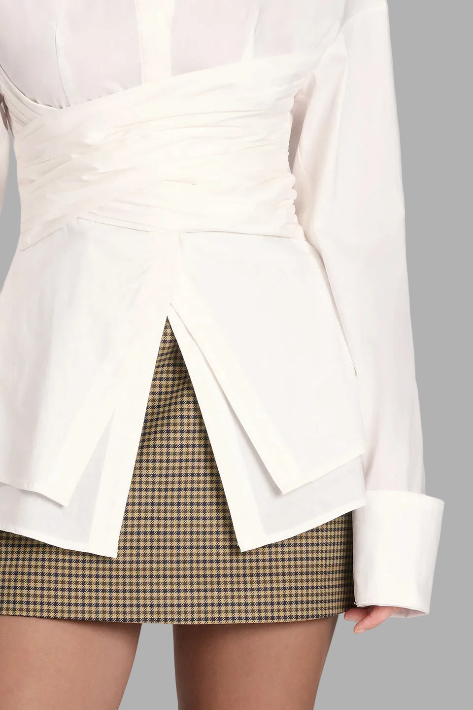 Camisa estructurada con adornos de volantes