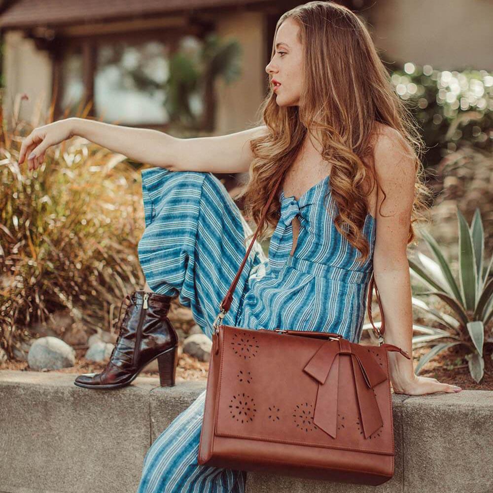 Bolsa con flores cortadas con láser