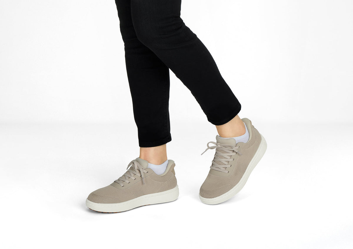 Tenis ligeros en beige