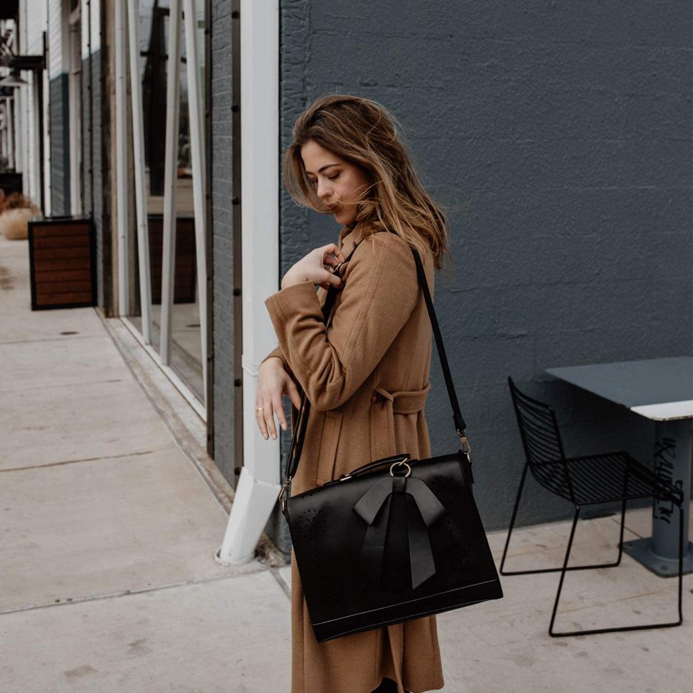 Bolsa con flores cortadas con láser
