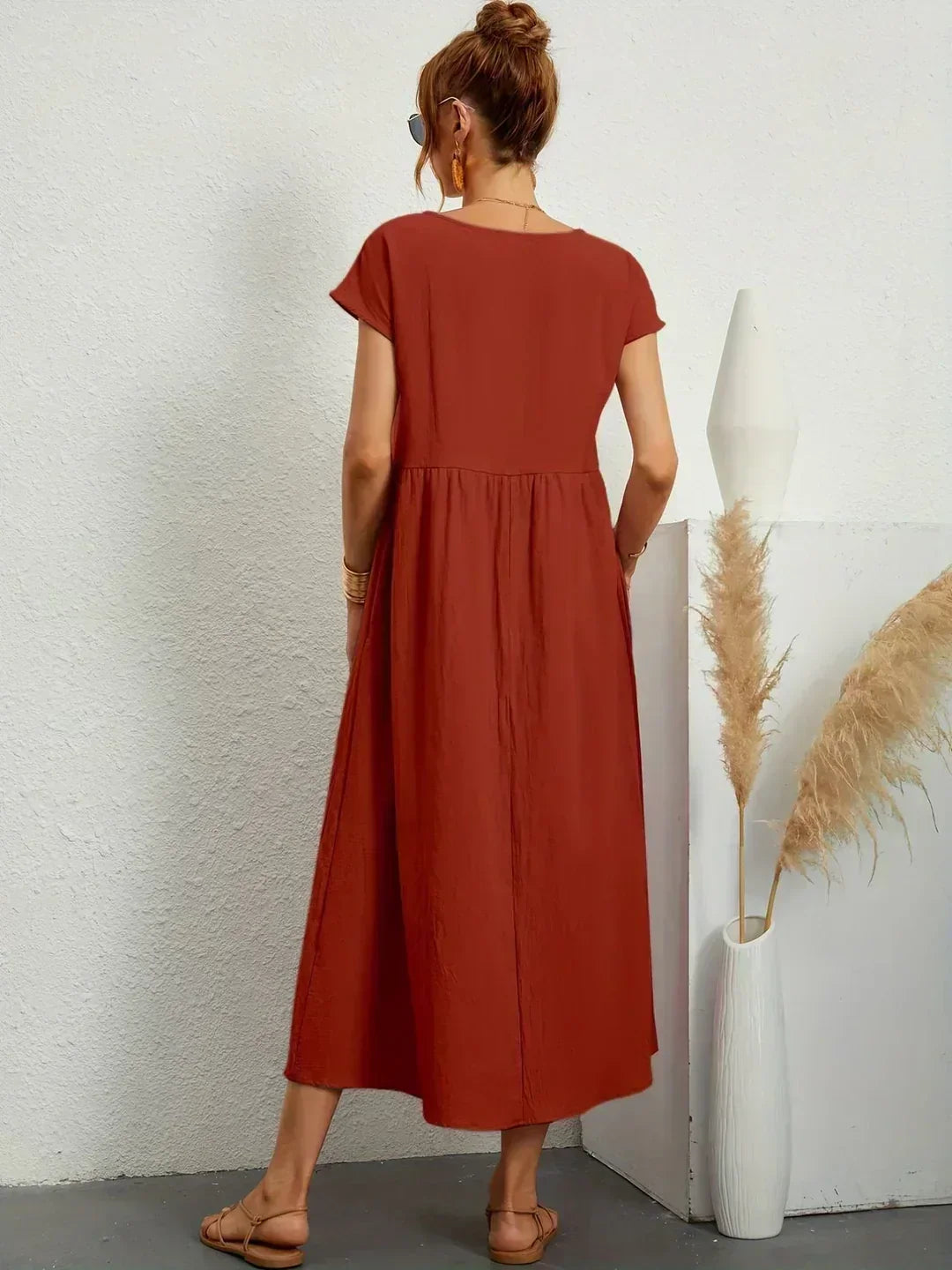 Vestido midi con falda acampanada