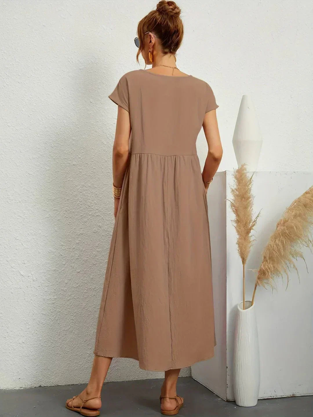 Vestido midi con falda acampanada