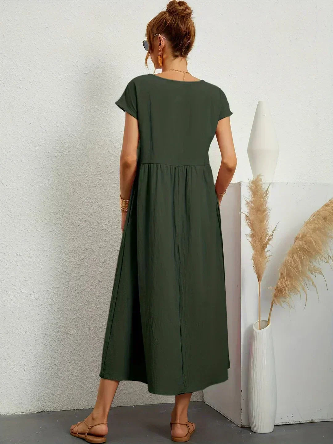 Vestido midi con falda acampanada