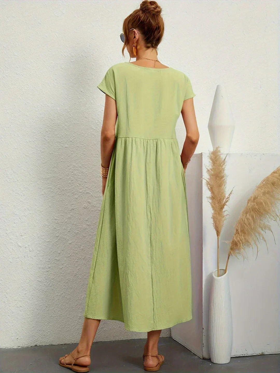 Vestido midi con falda acampanada