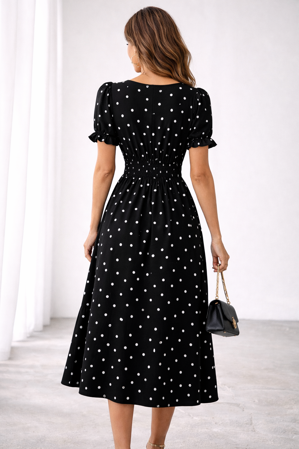Vestido midi de lunares con volantes