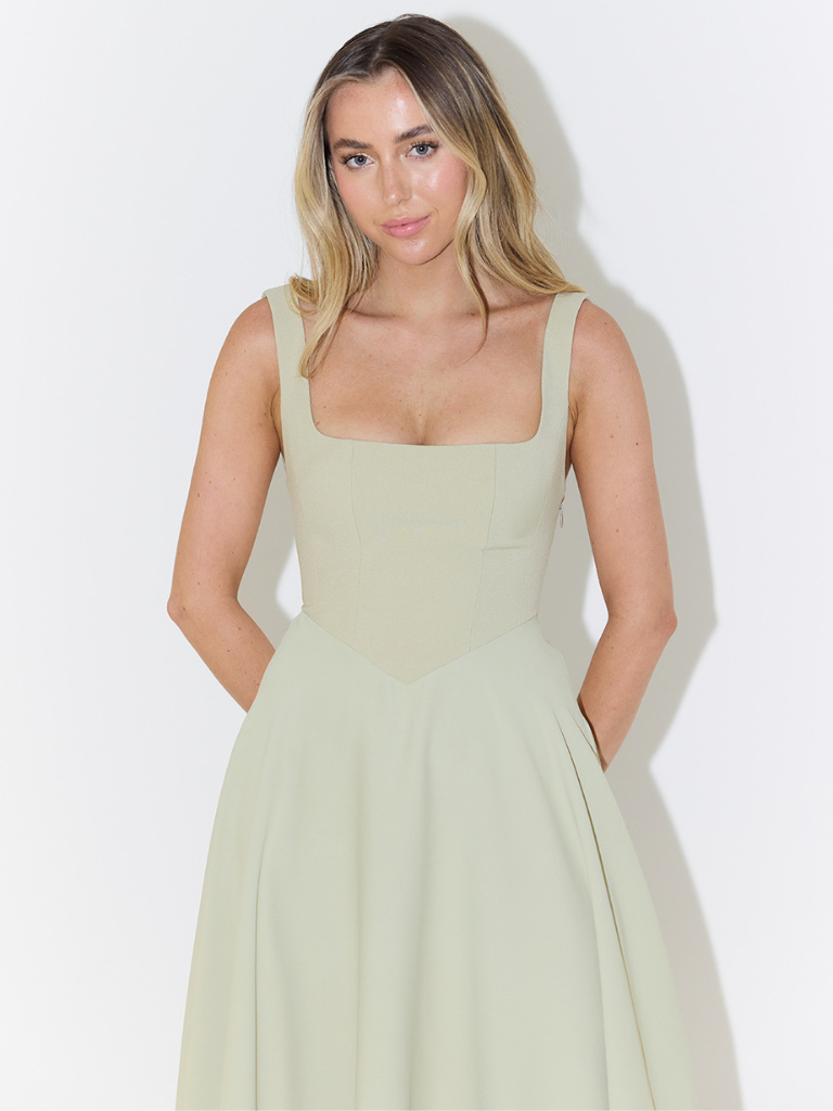 Vestido midi fluido con escote cuadrado