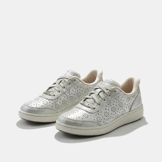 Tenis metálicos fáciles de calzar