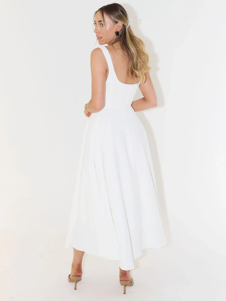 Vestido midi fluido con cuello cuadrado