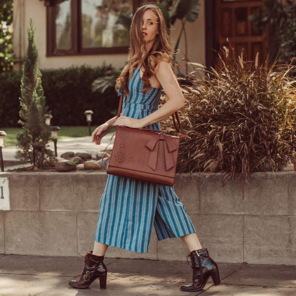 Bolsa con flores cortadas con láser