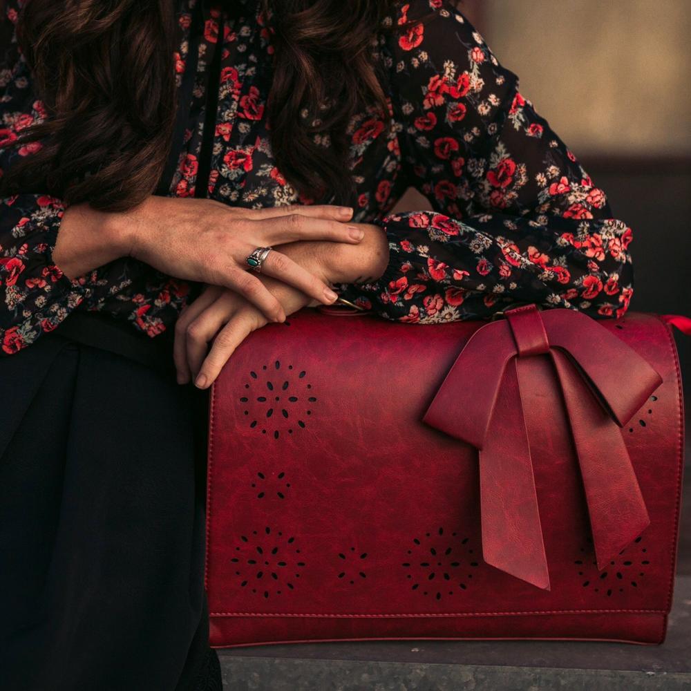 Bolsa con flores cortadas con láser