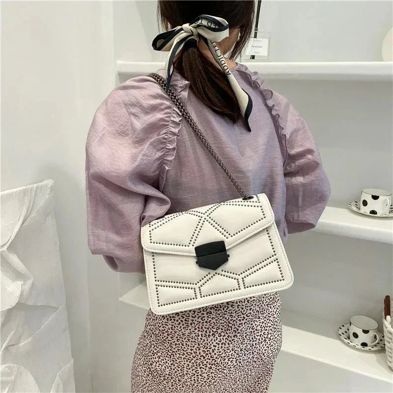 Bolsa de hombro con cadena de piel sintética