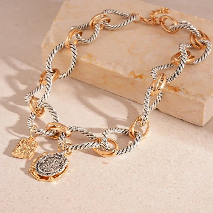 Collar azul oscuro con dije de moneda