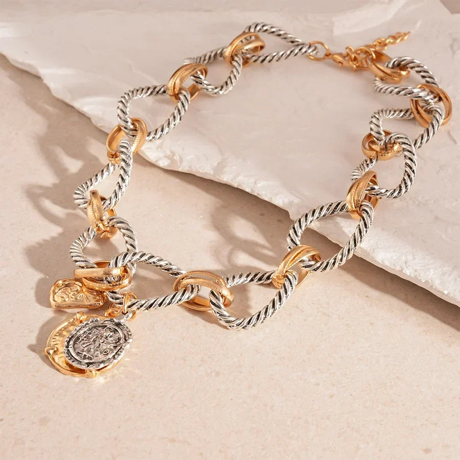 Collar azul oscuro con dije de moneda