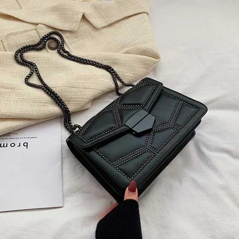 Bolsa de hombro con cadena de piel sintética