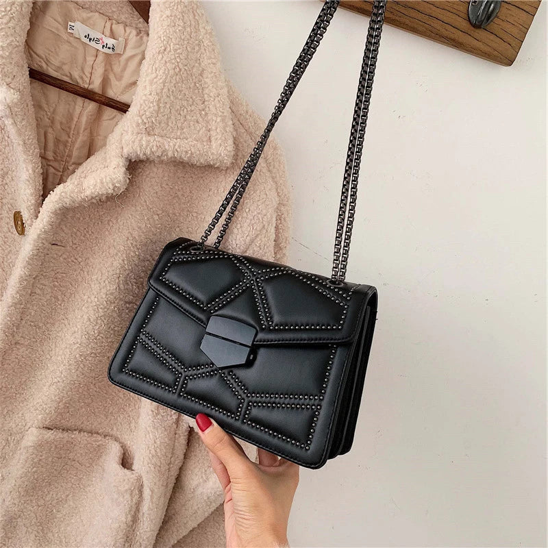 Bolsa de hombro con cadena de piel sintética