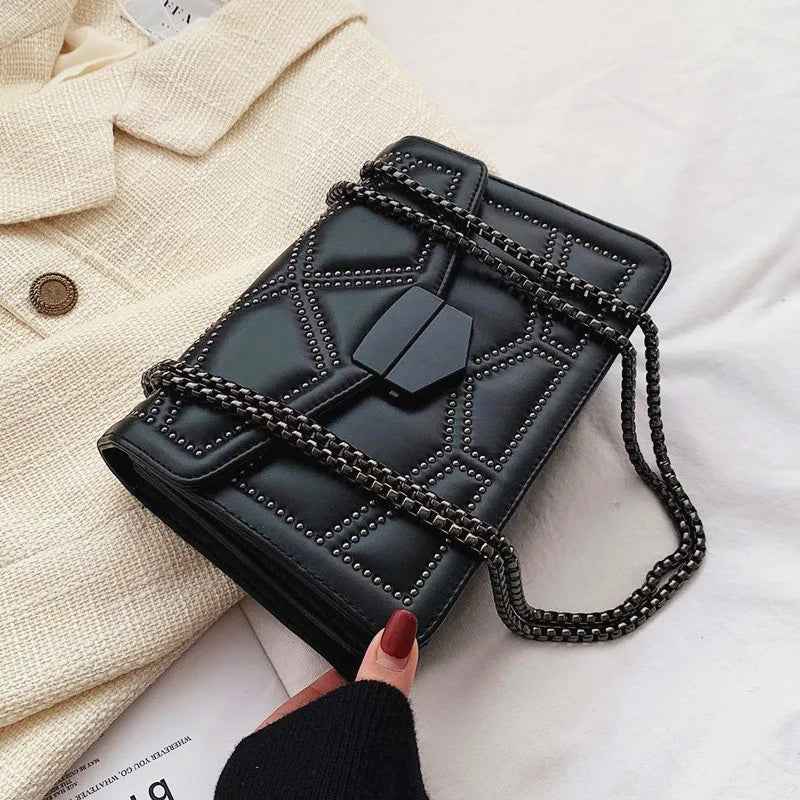 Bolsa de hombro con cadena de piel sintética