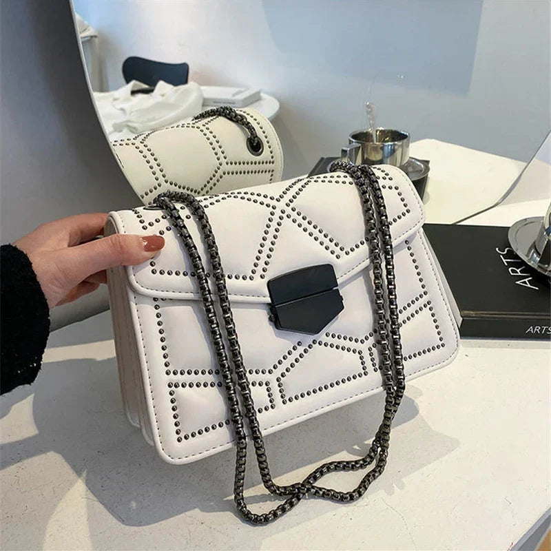 Bolsa de hombro con cadena de piel sintética