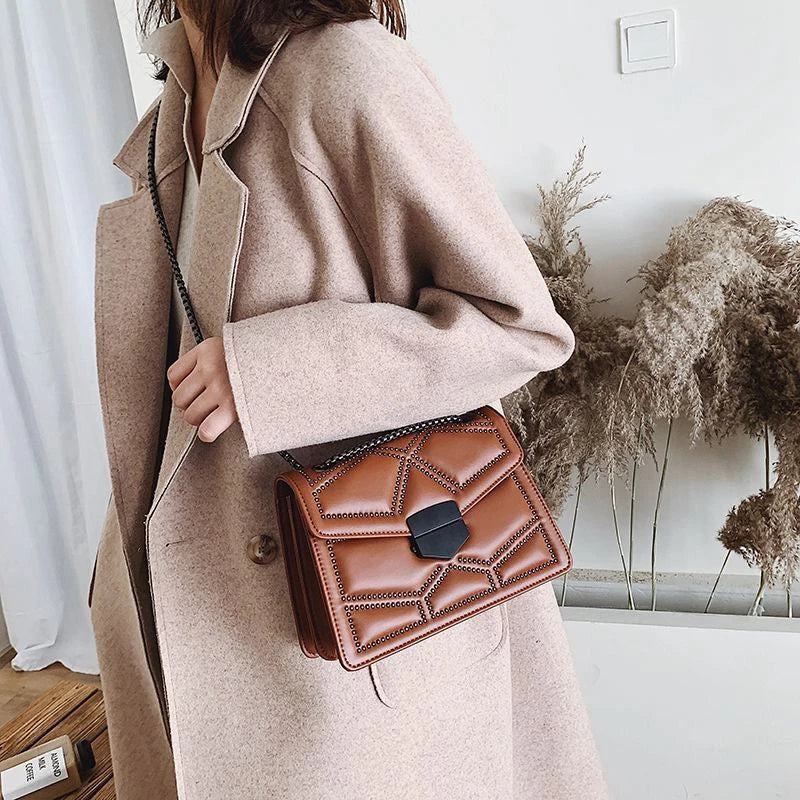Bolsa de hombro con cadena de piel sintética