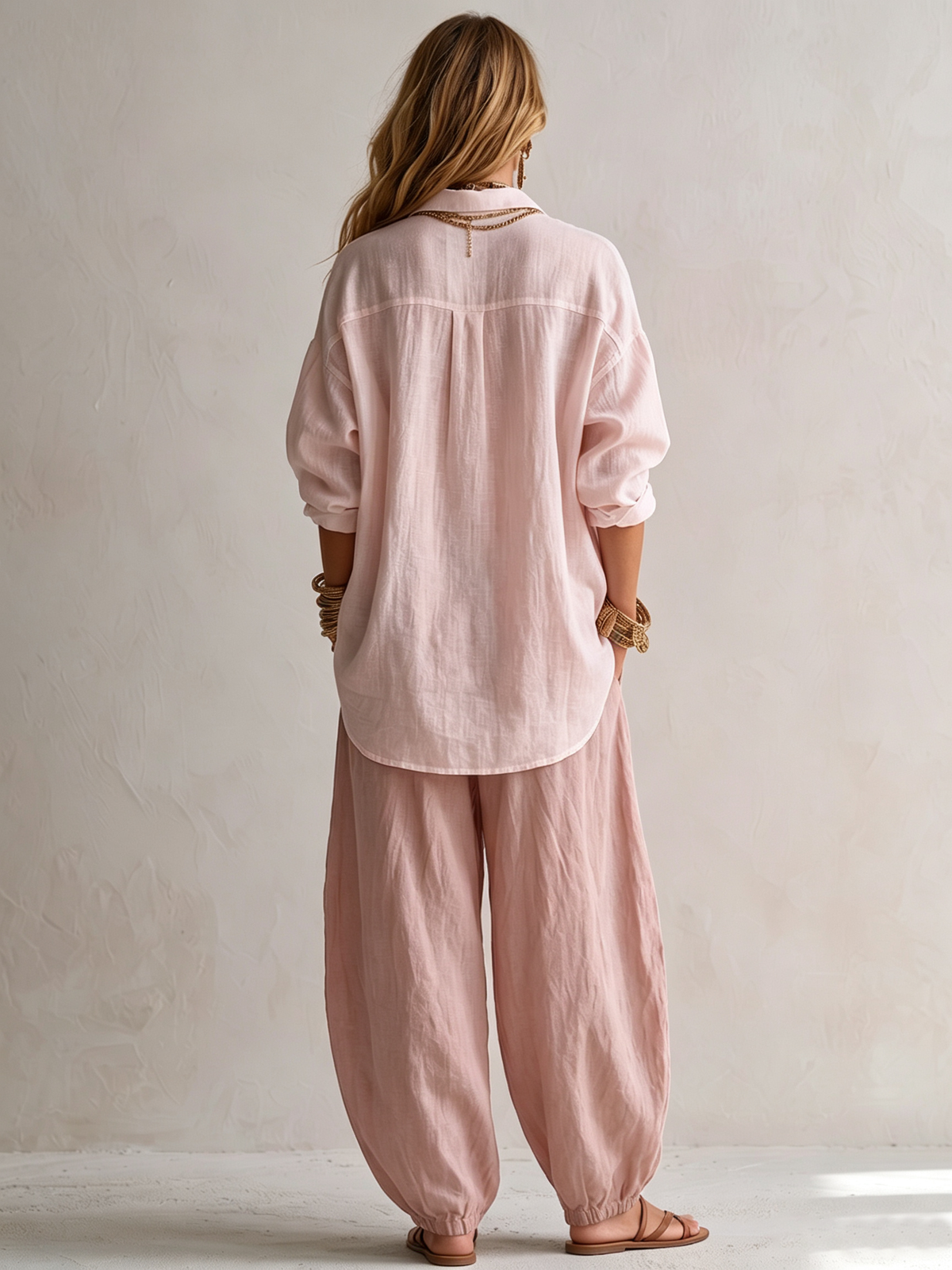 Conjunto de camisa blanca y pantalón globo verde olivo