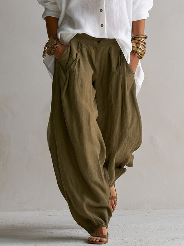 Conjunto de camisa blanca y pantalón globo verde olivo