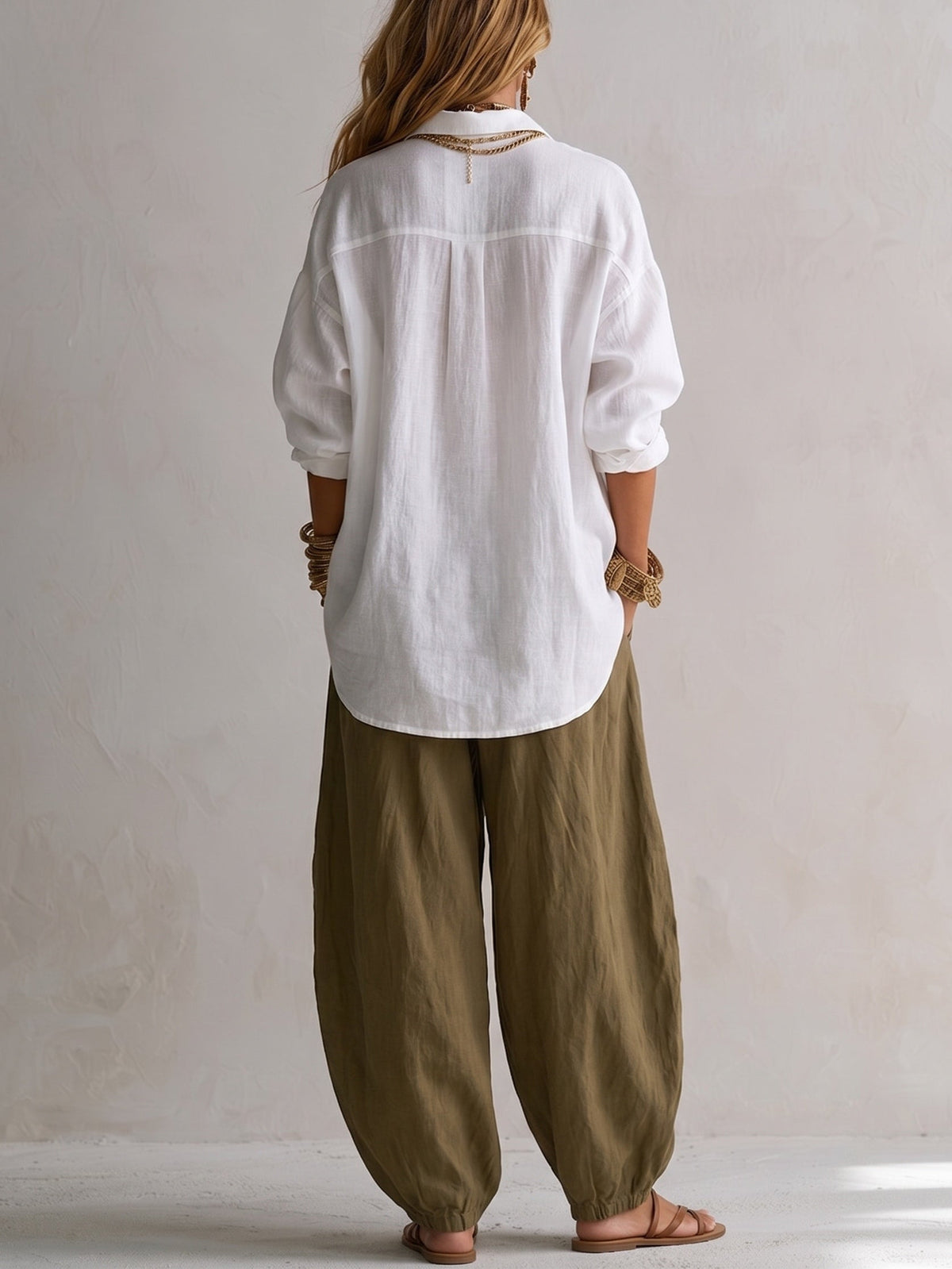 Conjunto de camisa blanca y pantalón globo verde olivo