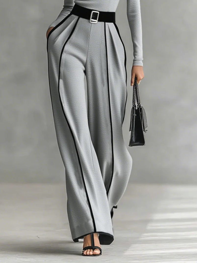 Conjunto de cuello alto con ribetes blancos y pantalón ancho