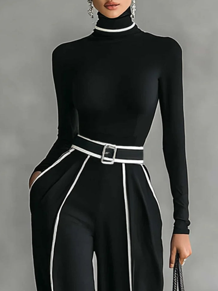 Conjunto de cuello alto con ribetes blancos y pantalón ancho