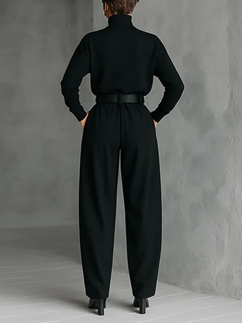 Conjunto de top de cuello alto negro y pantalón recto