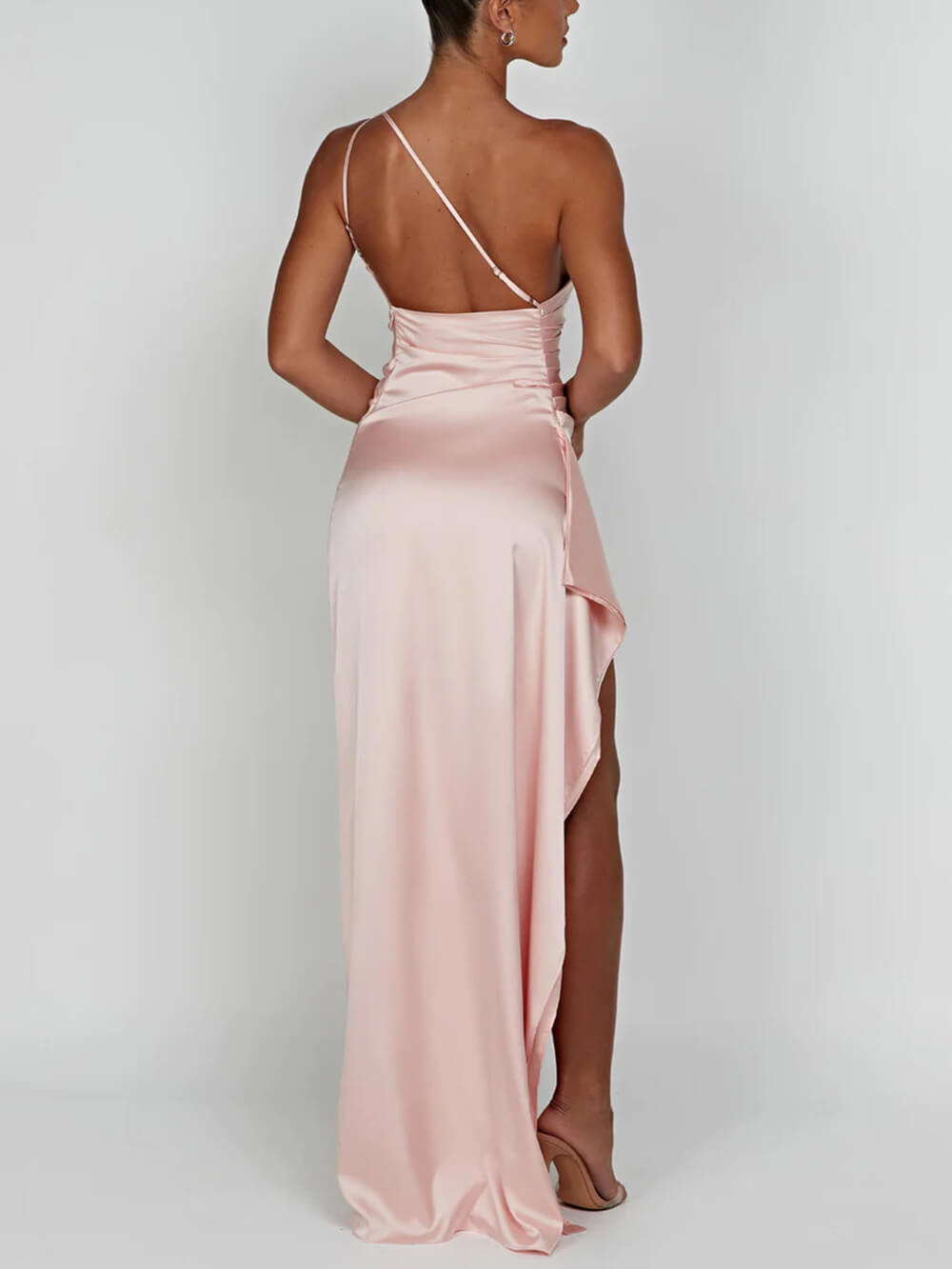 Vestido de satén con abertura