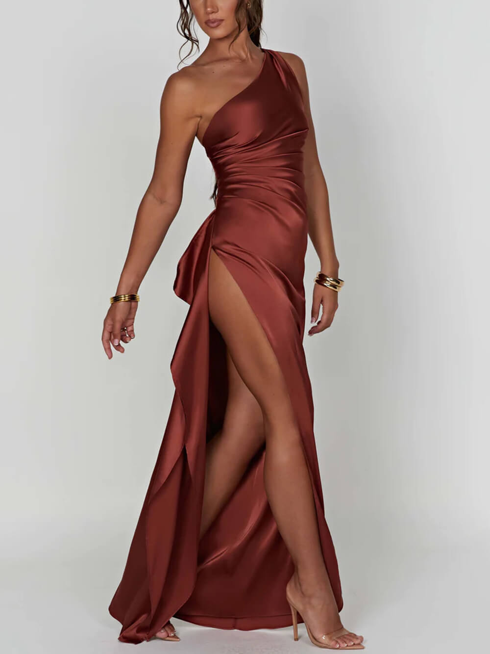 Vestido de satén con abertura