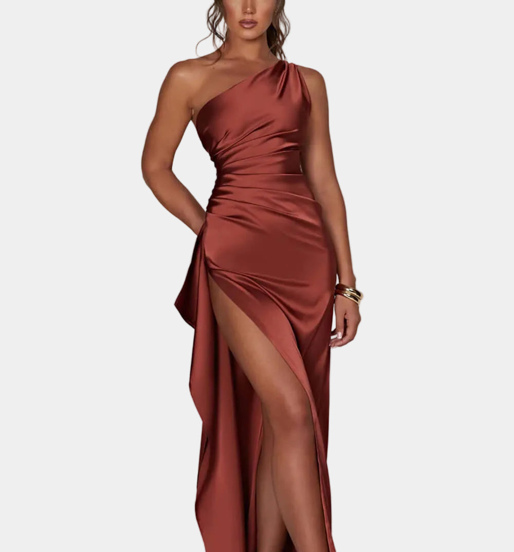 Vestido de satén con abertura