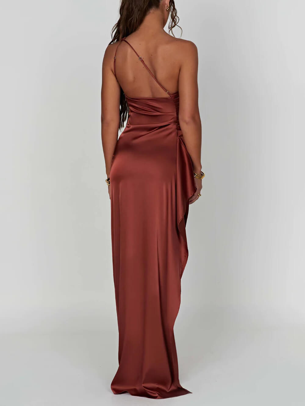 Vestido de satén con abertura