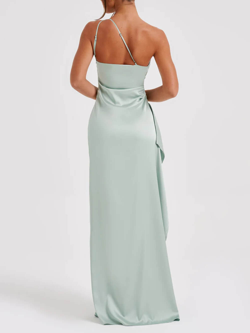 Vestido de satén con abertura