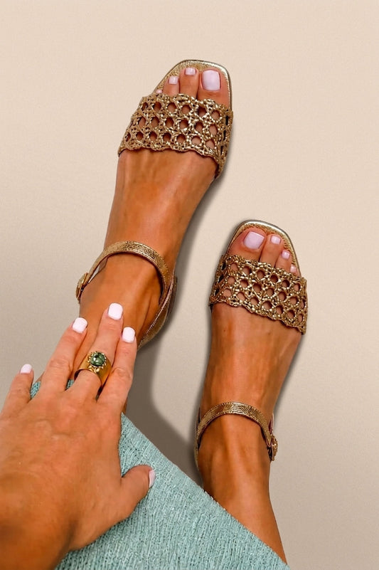 Sandalias doradas con diseño calado