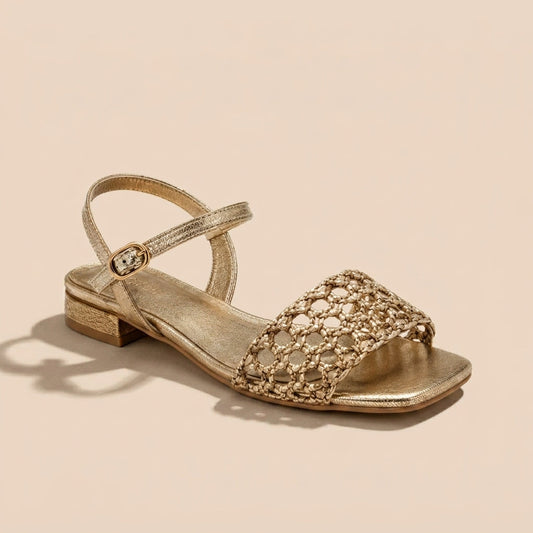 Sandalias doradas con diseño calado