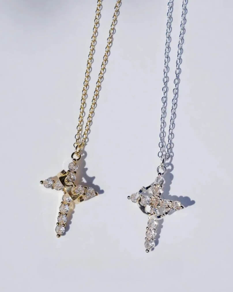 Collar con cruz y corona
