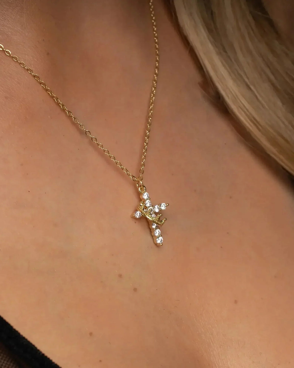 Collar con cruz y corona