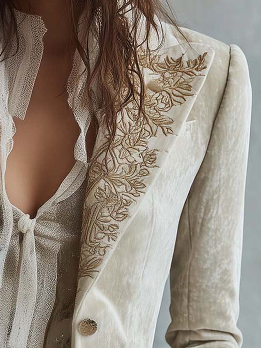 Blazer sastre con bordado floral dorado
