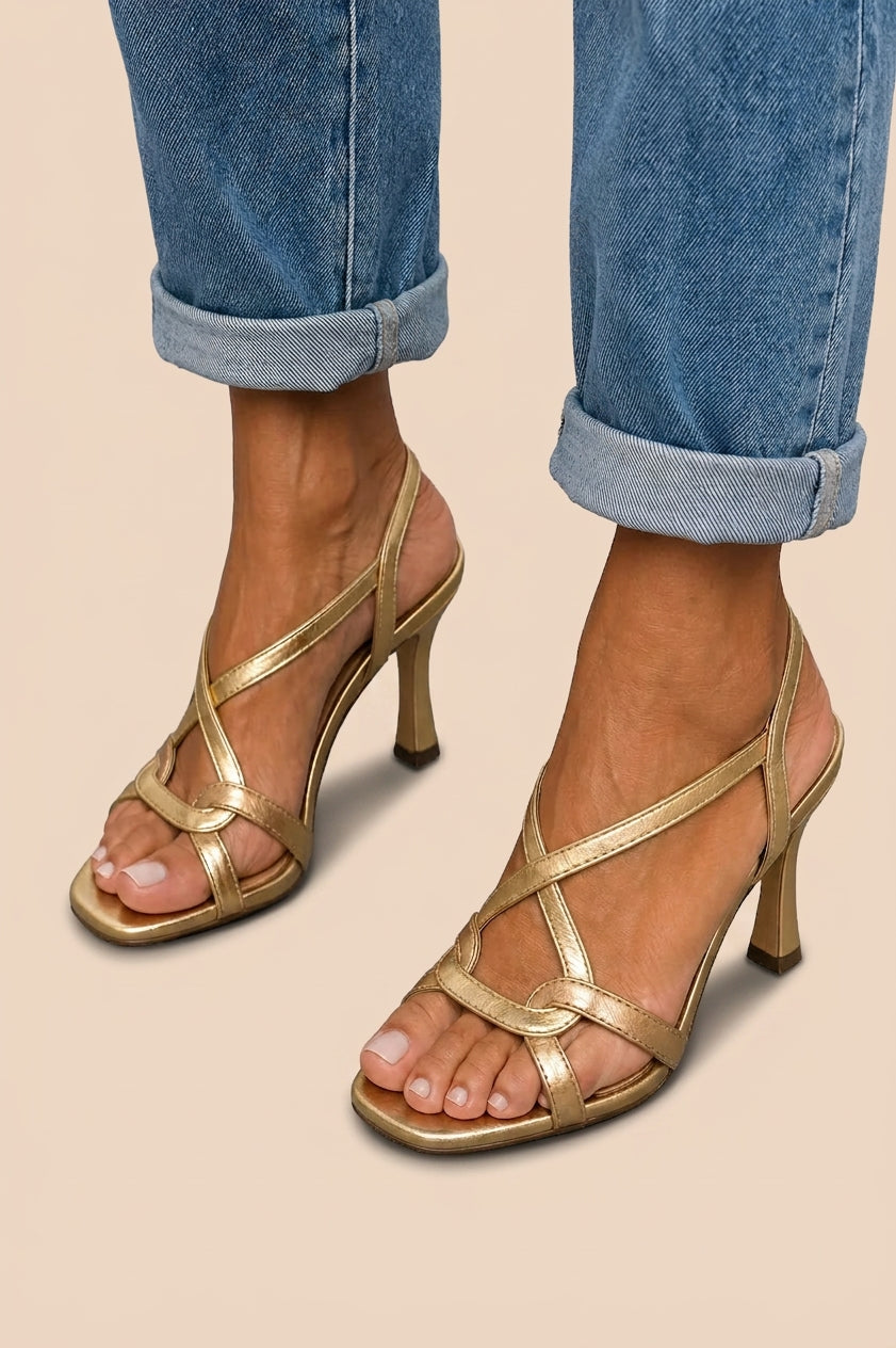 Sandalias doradas de tacón