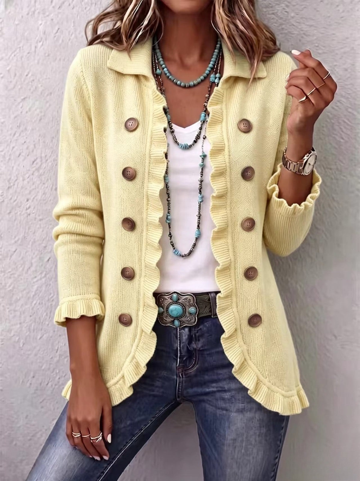 Chaqueta de punto crema con volantes