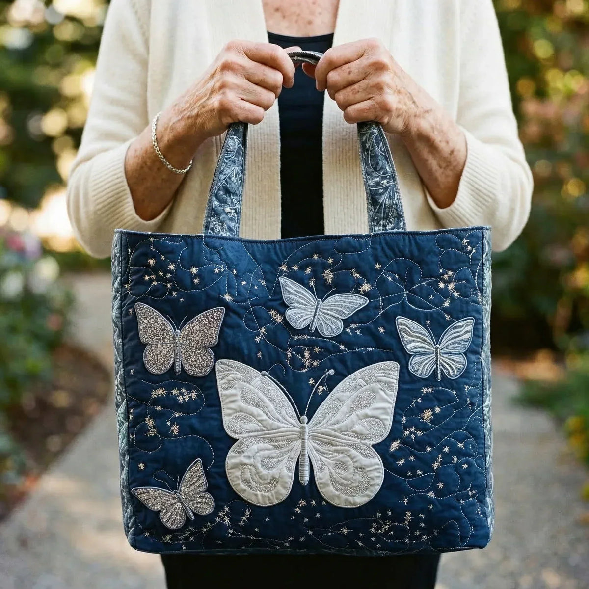 Bolso acolchado con mariposas plateadas