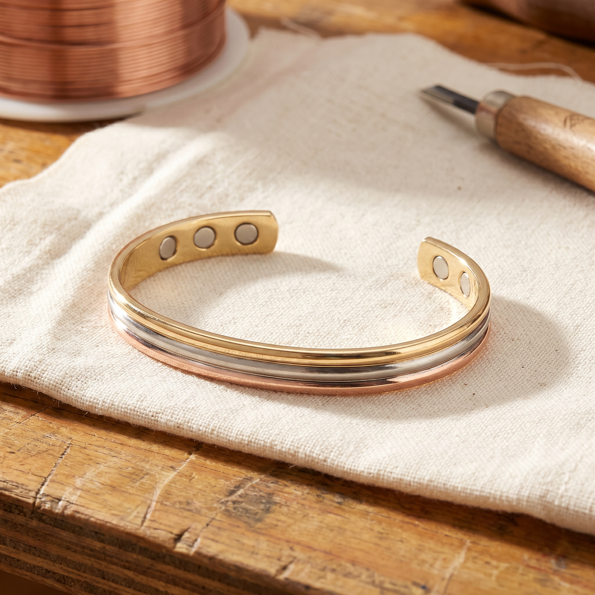 Pulsera de cobre martillado con magnete