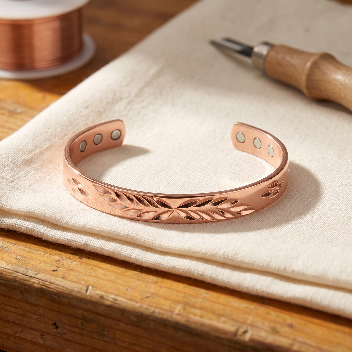 Brazalete de cobre martillado con magnete