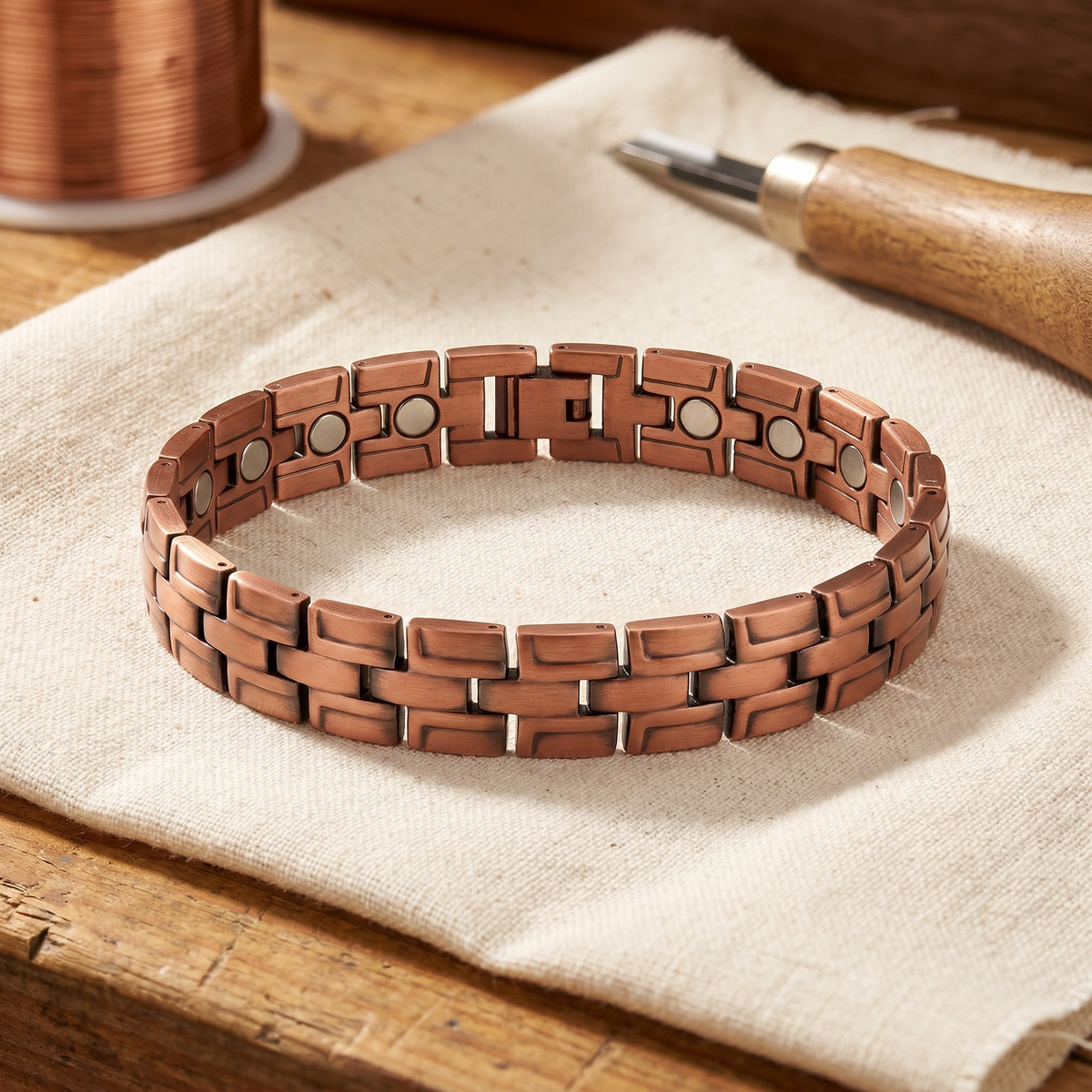 Pulsera de cobre martillado con magnete
