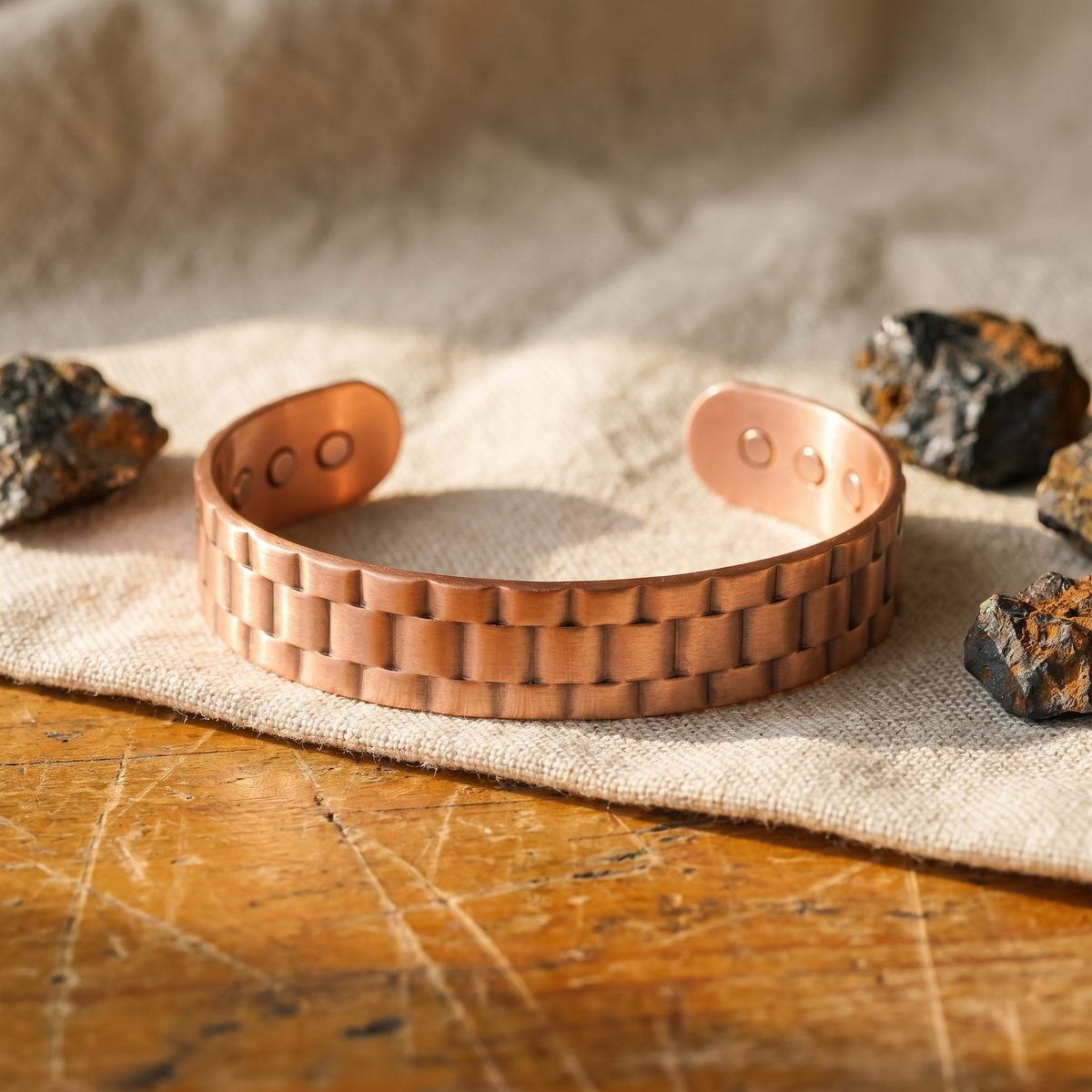 Pulsera de cobre martillado con magnete regulable