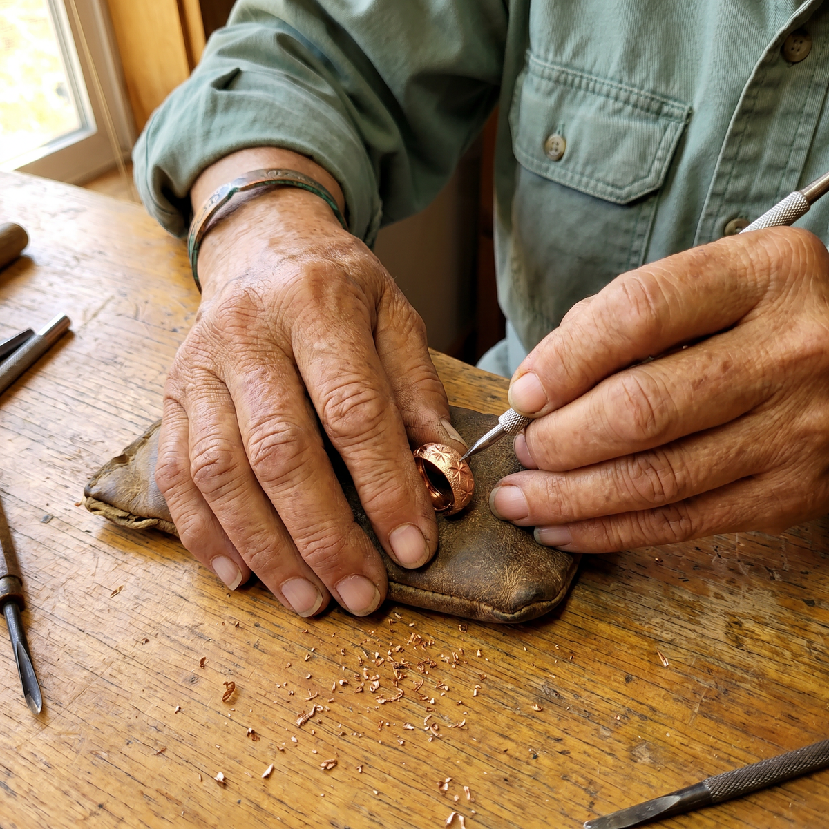Pendientes de cobre forjado a mano