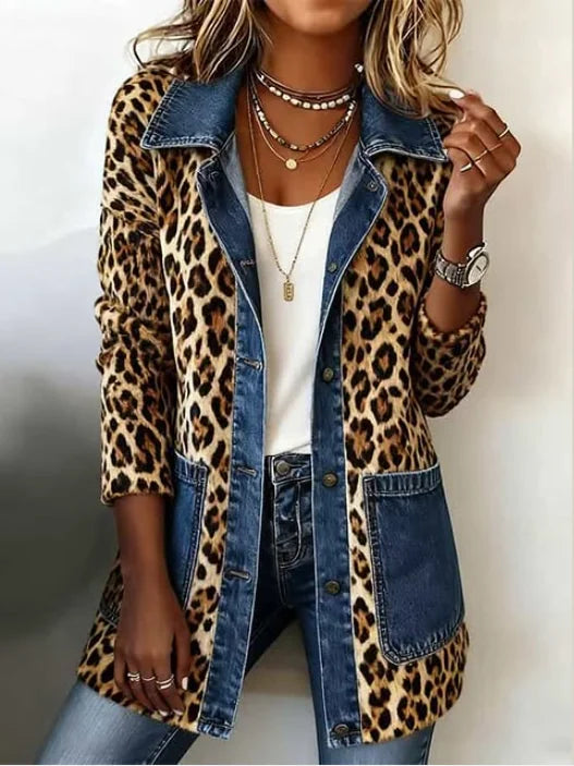 Chaqueta larga de leopardo con detalles vaquero