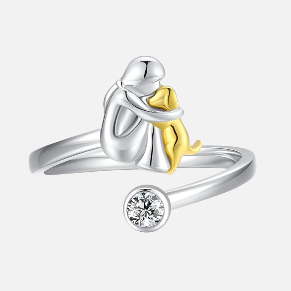 Anillo ajustable con abrazo de mujer y perro